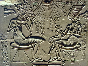 345px-Akhenaten%2C_Nefertiti_and_their_children.jpg